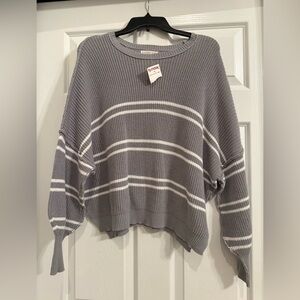 Women’s Sincerely Jules gray and white pullover sweater. Balloon sleeves.